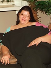 Hefty mature Margaret exposes...